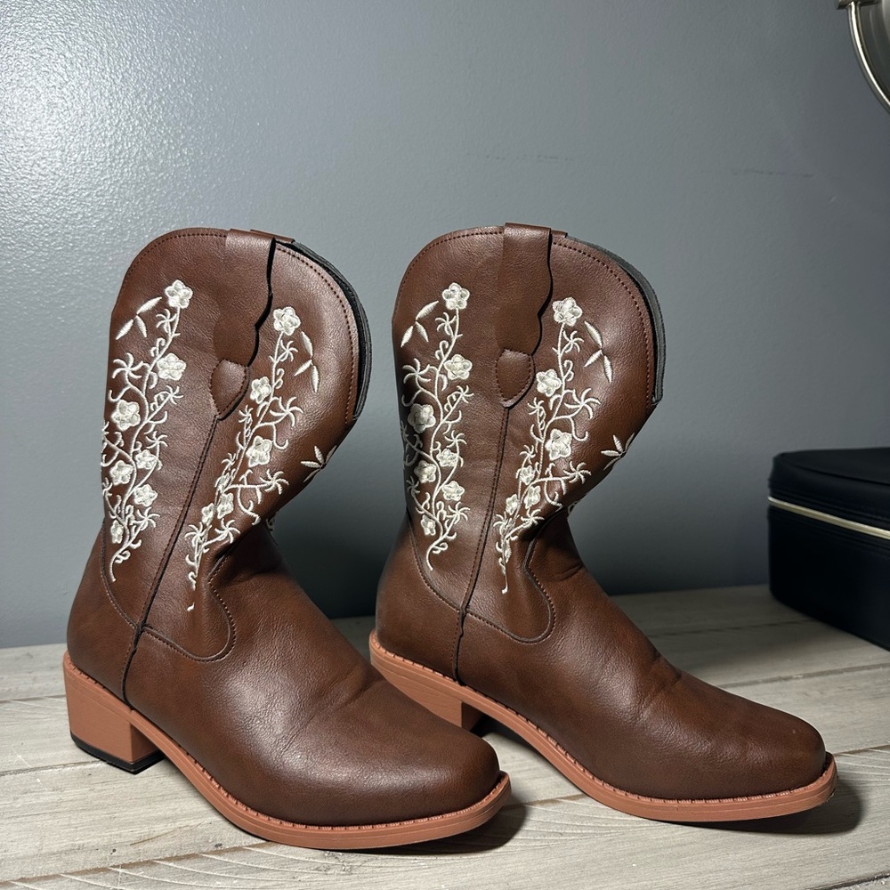 SHEIN Brown Floral Heeled Boots
